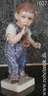 Dreng med pibe, - H. 15.5 cm. - 2500.-