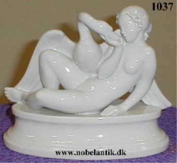 Leda og svanen. (Hvid), - H. 22.5 cm. - 3200.-
