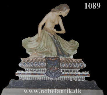 Orientalsk danser p� konsol. -  H. 50 cm. - 28000.-