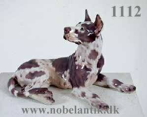 Grand Danois liggende. L 25 cm. - 2900.-