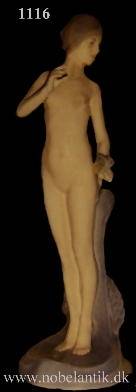 Pige med sommerfugl. H. 20,5 cm.  kr 3600.-