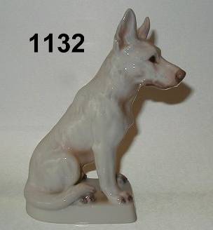 Dahl Jensen Sch�ferhund siddende nr 1132 H. 19.5 cm Dkr 2800.-.