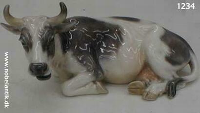 Ko liggende, - L. 20 cm. - 2600.-