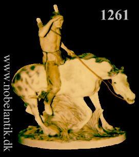 Indianer til hest. H. 37 cm.  kr 17000.-