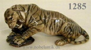 Tiger der spiser, - L. 24.5 cm. - 4800.-