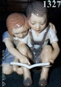 L�sende b�rn, - H. 12.0 cm. - 3100.-