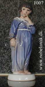 Pige i natdragt H. - 18,5 cm. - 2300.-